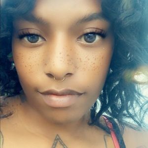 Meet your Posher, Kayron